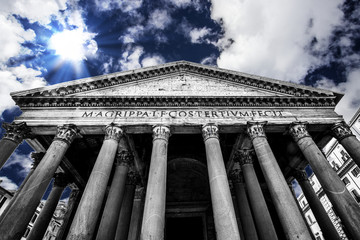 PANTHEON FRONT ENTANCE. FAMOUS DESTINATION OF ROME. TOP ATTRACTION IN ITALY © designagy