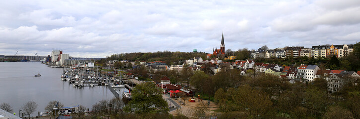 Panorama Blick auf Flensburg mit Hafenspitze, Wasserturm, Jürgensby und Sankt-Jürgens-Kirche
