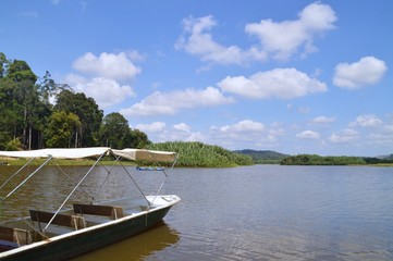 Obraz premium the boat at the lake