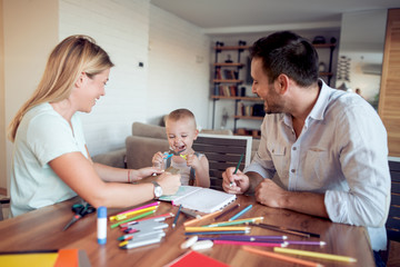 Obraz premium Young parents with young child draw