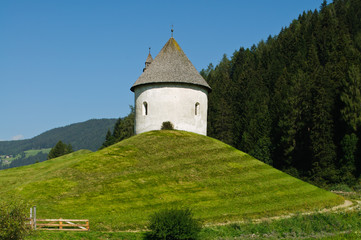 Fototapeta na wymiar Lerschachkapelle bei Toblach im Oberen Pustertal