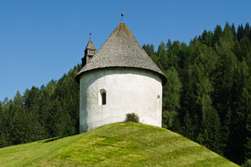 Fototapeta na wymiar Lerschachkapelle bei Toblach im Oberen Pustertal