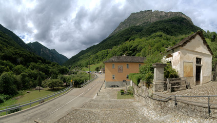 Fototapeta na wymiar Rustic; settlement in the Valle Versasca in Ticino