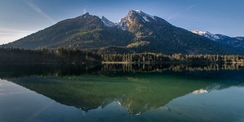 Gebirge mit Spiegelung, Alpen