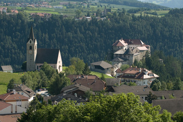 Fototapeta na wymiar Pfarrkirche und Burg Rodeneck in Südtirol