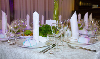 Банкет, столы, цветы, бокалы, тарелки.