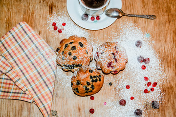 Кексы со смородиной и черникой