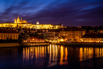 Fototapeta na wymiar Blick auf beleuchtete Prager Burg bei Nacht 