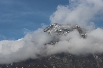 Auvergne-Rhône- Alpes - Savoie - Nuages autour des sommets enneigés