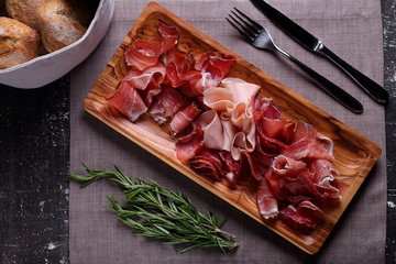 мясное ассорти с розмарином свежими булочками