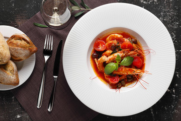 креветка в томатном соусе с розмарином и белым вином