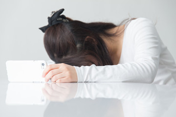 女性・スマホ・白バック