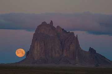 Obraz premium Wschód księżyca w Shiprock