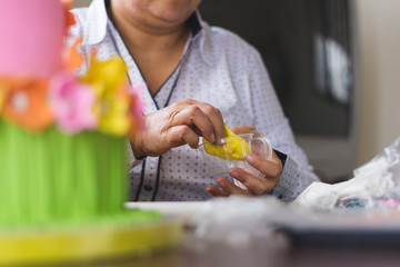 Decorando un pastel