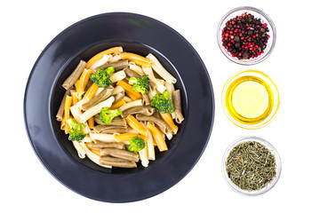 Boiled macaroni with fresh vegetables