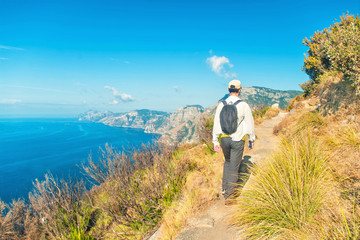 Obraz premium man hiking along beautiful coastal trail