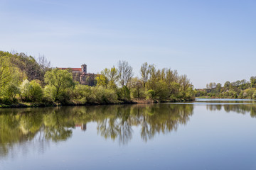 Fototapeta na wymiar L'Abbaye de Tyniec vue depuis un bateau sur Le Vistule