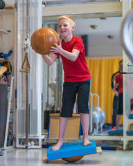 Kind trainiert Rückenmuskulatur und Körperspannung bei Physiotherapie, um Rückenschmerzen zu beheben