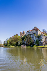 Fototapeta premium L'Abbaye de Tyniec vue depuis un bateau sur Le Vistule