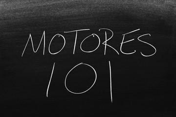 The words Motores 101 on a blackboard in chalk.  Translation: Engines 101