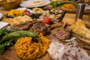 Türkische Küche - Lammfleisch und Beilagen