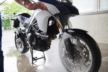 Motorrad-Wäsche mit einem Hochdruckreiniger