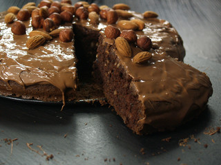 Ciasto czekoladowe z orzechami z polewą czekoladową z migdałami, orzechami laskowymi, murzynek,...