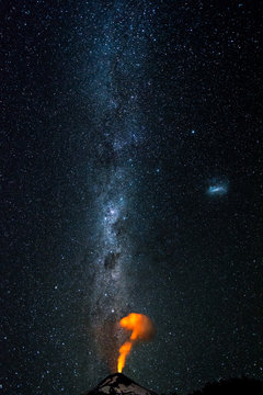 Volc&aacute;n Villarrica y su fumarola nocturna en la via lactea 