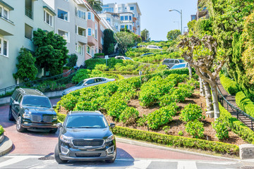 Obraz premium Cars Traveling Down Crooked Lombard Street in San Francisco