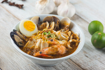 tom yam seafood noodle