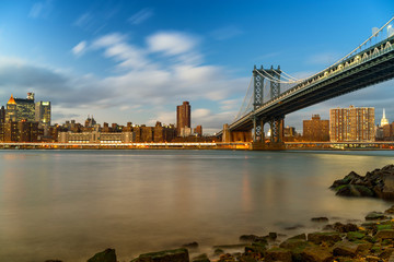 Fototapeta premium Manhattan bridge and Manhattan after sunset, New York City