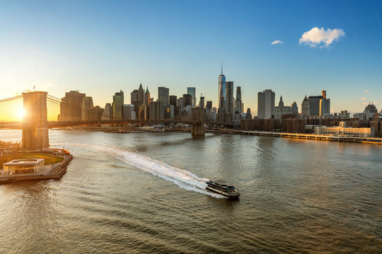 Fototapeta Panoramic view of Brooklyn bridge and Manhattan at sunset, New York City