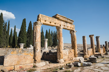 Fototapeta premium majestic columns and ancient ruins in pamukkale, turkey