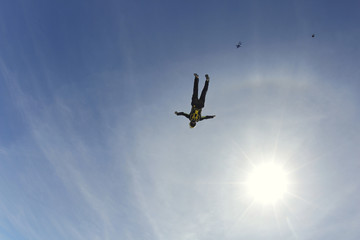 Skydiving. Flyin people.