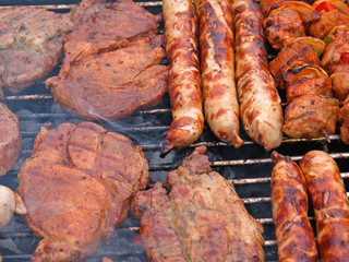 Holzkohlegrill, Fleisch und Würste