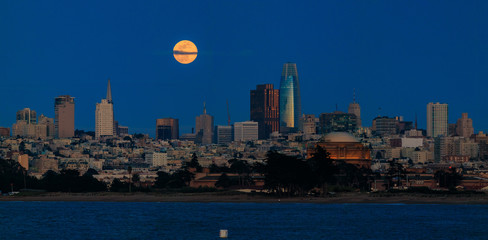 Fototapeta premium Panorama of moonrise above San Francisco Downtown viewed from Marina District