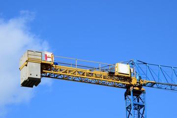 Baukran auf einer Baustelle vor blauen Himmel