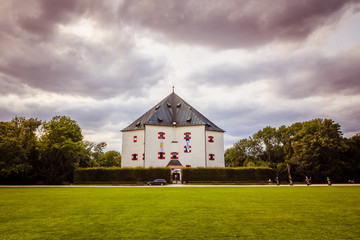 Fototapeta premium Park und Schloss Stern am Weißen Berg in Prag, Tschechische Republik