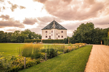 Fototapeta premium Park und Schloss Stern am Weißen Berg in Prag, Tschechische Republik