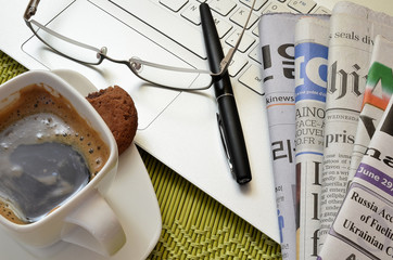 gazety i filiżanka kawy