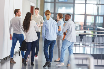 Gruppe Studenten beim Smalltalk