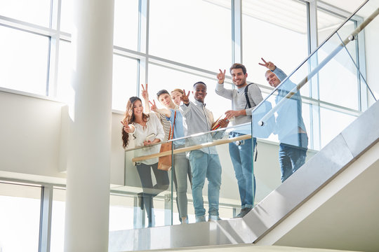 Studenten jubeln und zeigen Victory Zeichen