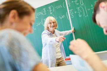 Lehrer und Schüler haben Spaß im Unterricht