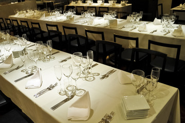 パーティ用のレストランのテーブルセッティング