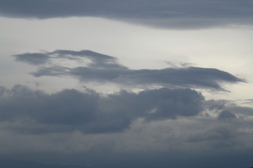 空と雲「空想・雲のモンスター（現れはじめたドラゴンなどのイメージ）」不安定、不吉などのイメージ