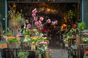 A florist in Borough Market-London, one of the most visited touristic places in the city - obrazy, fototapety, plakaty