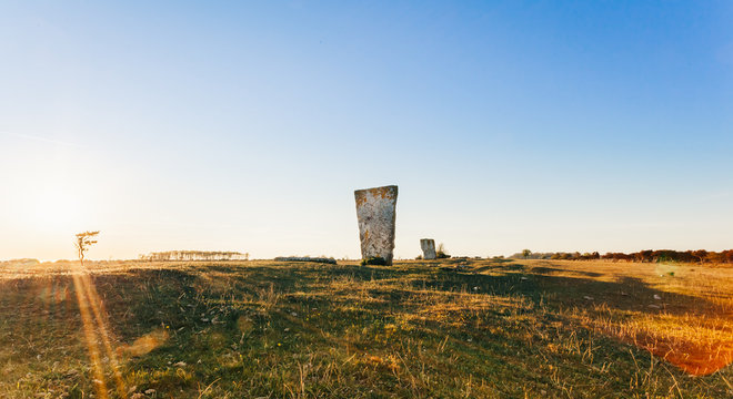 Menhir, Kungsstenen en rest sten p&aring; &Ouml;lands S&ouml;dra udde Ottenby , gravl&auml;mning i solnedg&aring;ng