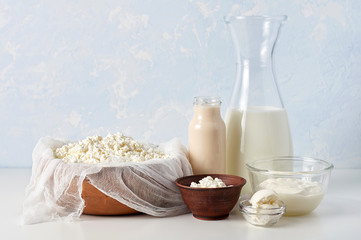 Satz Milchprodukte auf hellblauem Hintergrund. Hüttenkäse, Sauerrahm, Mascarpone und fermentierte Backmilch