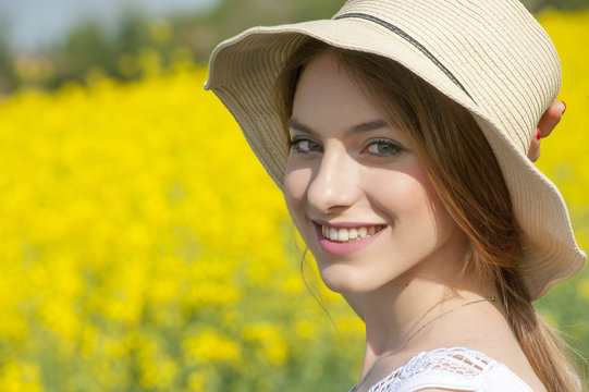 Giovane donna con cappello