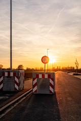 bauabsperrung im sonnenuntergang